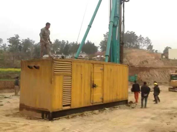 可克达拉如何判断水冷式机油散热器密封件是否需要更换？